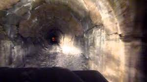 Monte jafferau (gipfel, 2801 m) eines der beliebtesten ziele für endurofahrer im piemont ist der monte jafferau mit seiner gipfelfestung. Driving The Monte Jafferau Tunnel In A Land Rover Defender 110 Youtube