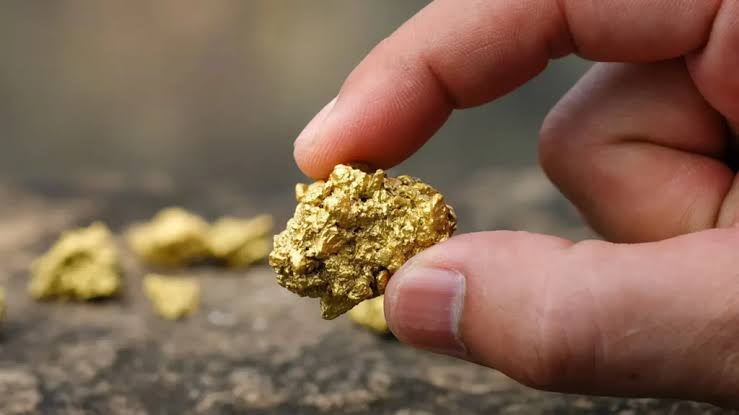 Ouro despenca com aumento das expectativas de alta de juros nos Estados Unidos
