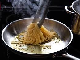 Spegnete quando il peperoncino e l'aglio saranno rosolati. Aglio E Olio The One Pasta Sauce You Absolutely Must Know Serious Eats