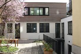 Das typische vorarlberger hofhaus von bernardo bader überrascht durch seine effektvolle holzelementfassade. Hofhaus Hauser Mit Innenhof Schoner Wohnen