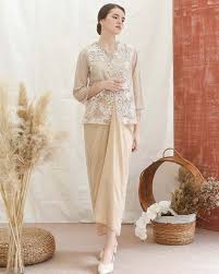 Meet Dahlia A Gold Coloured Dress With Detachable Embroidered Tulle Outer Dahlia Exudes Femininity Soph Model Baju Wanita Gaun Kebaya Modern Pakaian Wanita