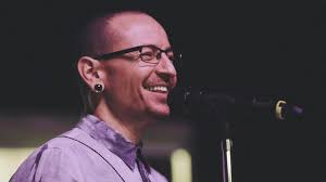 Mãe de Chester Bennington se sente 'traída' pelo Linkin Park