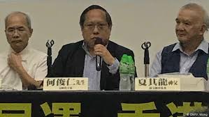 壹傳媒創辦人黎智英、李卓人及何俊仁等 10 名民主派人士，被指前年 10 月 1 日組織及明知而參與未經批准集結等罪，各被告早前已認罪，將於今早十時半於區域法院判刑。早上9時許，已有近百名公眾人士排隊輪候旁聽籌，瑞典. å…­å››30å'¨å¹´ é€‰æ‹©ä¸æ²‰é»˜åšæŒè¯´çœŸç›¸ å¾·å›½ä¹‹å£°æ¥è‡ªå¾·å›½ä»‹ç»å¾·å›½ Dw 13 05 2019
