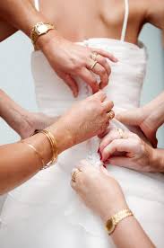 Check spelling or type a new query. Frauenhande Helfen Der Braut Das Elegante Hochzeitskleid Zu Knopfen Stockfoto Bild Von Spitze Menschlich 36558408