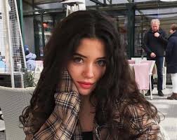 Social Media Influencer Vanessa Reinhardt is a Budding Celebrity With  Widespread fan Base! - Influencive