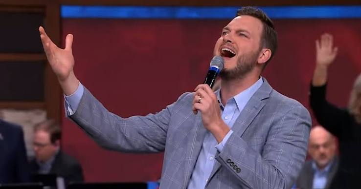 Joseph Larson's Powerful Rendition of 'I Bowed on My Knees' Will Give You Chills | Inspirational Christian Stories and Positive News