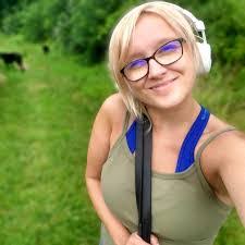 Mandi Fox's Instagram, Twitter & Facebook