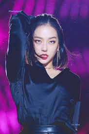 Fans Are Stunned By The Difference Of Clc S Yeeun With Blonde And Black Hair Kpopmap Clc Black Hair Kpop Girls