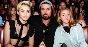 In 2016, she released her debut single make me (cry), featuring vocals from labrinth. Sister Sister Noah Cyrus Debuted Her First Track And It S So Miley Shemazing