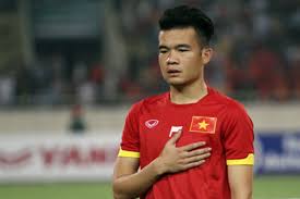 Pha quay chậm cho thấy, cổ chân của cầu thủ. NgÆ°á»i Khong Phá»•i Ngo Hoang Thá»‹nh Qua Lá»i Ká»ƒ Cá»§a Chá»‹ Gai Cáº§u Thá»§