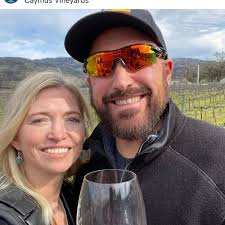 Where to meet friends and enjoy live music locally?