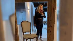 She is an actress, known for ninja warrior germany (2016), der bachelor (2003) and ich bin ein star. Evelyn Burdecki Richtet Sich Zimmer Im Haus Ihrer Eltern Ein