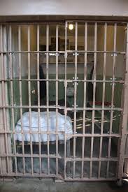 By the time he left alcatraz in 1939, the disease had profoundly affected his mental and physical health. Bild Zelle Von Al Capone Zu Alcatraz In San Francisco