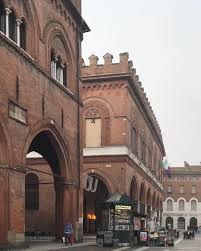 Il Cielo Bianco E Nebbioso Non Ci Ha Impedito Di Godere Del Fascino Del Centro Di Cremona Cittadina Piacevole E Pervasa Da Unatmosfera S Trip Landmarks Louvre