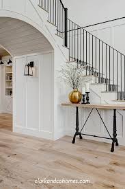 Black And White Stair Runner In This Entry Foyer Metal Railing Complements The Black And White Stair Runner And Wood Flooring Modern Black And White Stairs White Stairs Staircase Design