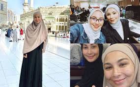 Pengacara hlive, dahlia shazwan mohd amin, 28 sah bergelar isteri kepada shafiq ismet, 26, dengan dua kali lafaz pada jam 10.15 pagi. Allah Dah Jentik Hati Saya Rasa Berhutang Dahlia Shazwan Kini Berhijab Gempak