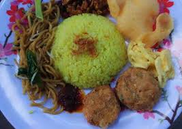 Selain rasa yang gurih nasi ini dijual berdasarkan dari namanya, nasi uduk berbeda dengan nasi biasa ataupun nasi kuning, hal tersebut dilihat dari cara pembuatannya maupun dari rasanya. Resep Nasi Uduk Nasi Kuning Rice Cooker Oleh Icha Felice Cookpad
