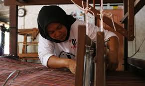 Kabupaten) on the north coast of central java province in indonesia.its capital is the town of pemalang.the regency is bordered by the java sea in the north, in the east by pekalongan regency, by purbalingga regency in the south, and by tegal regency in the west. Lurik Banyumasan Jual Lurik Di Banyumas Harga Terbaru 2021 Kalau Tidak Kreatif Dan Membuat Inovasi Baru Batik Banyumasan Bisa Punah Kata Slamet Hadi Priyanto Pemilik Rumah Batik Banyumasan Di Kecamatan