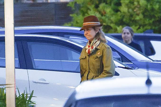 La Infanta Elena visita a su madre, la Reina Sofía, en el hospital tras  despedirse de su hijo Froilán | Casa Real