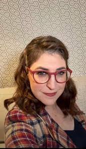 Mayim Bialik, who played Amy Farrah Fowler, wasn't just a talented  actress—she was the only cast member with a real PhD in neuroscience! When  she first joined the show in season three,
