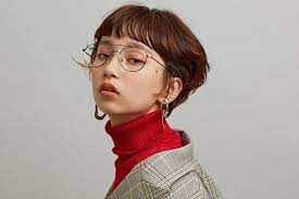 みんなと同じ髪型じゃつまらない 個性的な髪型にしてみたいけど あまりにも奇抜なのはイヤだ というあなたにピッタリ アシンメトリーな髪型 に挑戦してみませんか 子供から大人までアシンメトリーな髪型でオシャレを楽しんでいますよ 個性的 ヘアスタイル 髪型