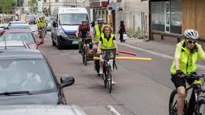 Ungewohnliche Aktion Fahrradfahrer Mit Pool Noodles In Goppingen Unterwegs Sudwest Presse Online