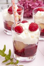 sommer im glas rote grutze mit windbeuteln als leckeres dessert tastesheriff rezept einfacher nachtisch lecker leckere desserts