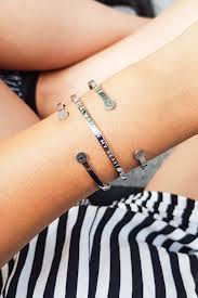 Und Schon Wieder Eine Ganze Woche Rum Das Schone Ist Allerdings Dass Der Fruhling Immer Deutlicher Durch Kommt Armreif Graviertes Armband Armreif Gold