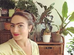 Ragazza rifiuta gli standard di bellezza decidendo di non depilarsi baffi e  monociglio