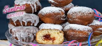 Hefe in lauwarmer milch auflösen. Berliner Pfannkuchen Sandras Backideen