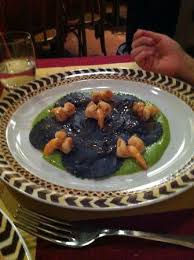 Per preparare questa ricetta iniziate dall'impasto dei ravioli lavorate la farina con le uova e il nero di seppia, impastate bene con le mani e poi stendete l'impasto a mano con un mattarello o con la macchina del pane. Ravioli Al Nero Di Seppia Ripieni Di Pesce Su Letto Di Crema Di Piselli E Gamberi Foto Di La Dogana Del Buongusto Milano Tripadvisor