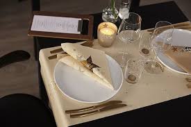 Die Goldene Weihnachtszeit Passen Sie Auch Ihre Tischdekoration Daran An Schone Cream Golden Tischdekoration Weihnachten Tischdekoration Goldene Tischlaufer