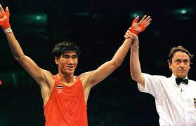 สมรักษ์ คำสิงห์ ฮีโร่เหรียญทองโอลิมปิกคนแรกของไทย นำธงชาติไทยวิ่งจากจุดสตาร์ท เริ่มต้นคิกออฟ 'วิ่งธงชาติไทย…รวมใจสู่ชัยชนะ' 2 à¸® à¹‚à¸£ à¹‚à¸­à¸¥ à¸¡à¸› à¸à¸£ à¸™à¹à¸£à¸ à¹€à¸ª à¸™à¸—à¸²à¸‡à¸Š à¸§ à¸•à¸— à¸• à¸²à¸‡à¸ à¸™