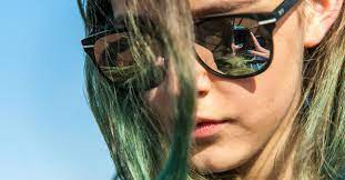 grunstich in den haaren vom chlor oder farben wir haben einige tipps fur dich wie du den grunstich deiner haar in 2021 haare dunkler farben grune haare blond brunett