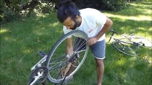 Déformer légèrement une roue d'un véhicule dont la jante cesse d'être dans le même plan. Reparer Une Roue De Velo Voilee Ou Tordue Facilement Youtube
