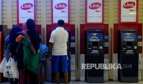 Mulai awal bulan depan, cek saldo akan dikenakan biaya rp2.500 per begitu juga dengan transaksi tarik tunai yang sebelumnya gratis, bakal dikenakan biaya menjadi rp5.000 per transaksi. Cek Saldo Kena Biaya Indef Himbara Akan Ditinggal Nasabah Republika Online Mobile