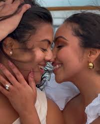 A cool breeze & warm hearts 🌊 Host: @grobylove.events Photographer:  @thickerthanwaterphotography HMUA: @goldenmagnoliastudio Boat:  @sunsetsailingco Content creator: @jencontentcreator . . . LGBTQ model  couple, wlw model couple, #lgbtqmodelcouple
