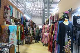 Antara tempat menarik di kelantan ialah wakaf che yeh di kota bharu, pusat mengeluaran batik di pantai cahaya bulan, tempat membeli belah seperti rantau panjang tempat menarik dalam malaysia di negeri terengganu. 2019 Pasar Payang Kuala Terengganu Kini Berubah Wajah Dorsett Pink