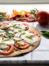 Pizza Tortilla Au Poivron Rouge Et Au Fromage In 2020 Healthy Snacks Recipes Stuffed Peppers