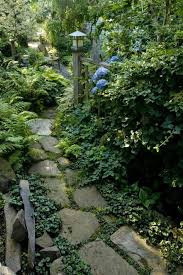 111 Gartenwege Gestalten Beispiele 7 Tolle Materialien Fur Den Boden Im Garten Gartenweg Gestalten Gartenweg Garten