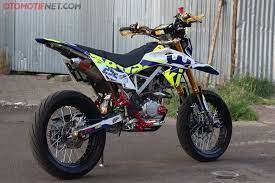 Bagi anak caos custom bike mengubah tampang motor menjadi lebih macho, tak sekedar setiap motor bergaya supermoto yang ditelurkannya wajib memiliki kriteria motor tempur yang siap diajak bertualang. Juragan Celana Ngidam Motor Eropa Kawasaki Klx 150 Jadi Pelampiasan Gridoto Com