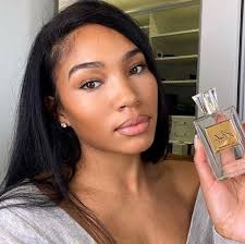 We use natural ingredients to craft our light, timeless scent. Made with  real flowers & botanicals. No Harsh Chemicals Vegan & Cruelty-free 💕  Luxury is also safe-care❤️ #aishanikoleeaudeparfum #aishanikolepourfemme