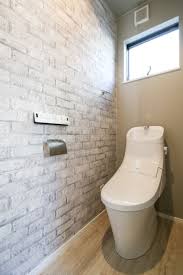 白いレンガ調アクセントクロスを使った建築実例 トイレのデザイン トイレのアイデア トイレ おしゃれ