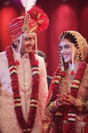 A Wedding Planner Bollywood Marathi Brides Indian Wedding Indian Wedding Garland Wedding Couple Poses Marathi Bride