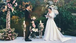 Christian Dior Reveals The Making Of Song Hye Kyo S Wedding Dress Iprice Trends Song Joong Ki Song Hye Kyo Songsong Couple