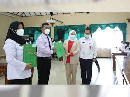 Edaran bupati bojonegoro tentang seragam asn : Bupati Bojonegoro Serahkan Sk Pengangkatan Pegawai Pemerintah Dengan Perjanjian Kerja Beritabojonegoro Com