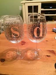Dot Initial Wine Glasses Sharpie Paint Pens Scrapbook Letters Then Put In Cold Oven Then Heat 175 For 30 Mins Allow To Copas De Vino Manualidades Tazas