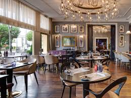 There are quite a few restaurants in the area, but i have two favourites. Montreux Jazz Cafe Aedas