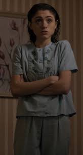 A raíz de la desaparición de un niño, un pueblo desvela un misterio relacionado con experimentos secretos, fuerzas sobrenaturales aterradoras y una niña muy extraña. Nancy Wheeler From Stranger Things 80s Pajamas Nancy Stranger Things Dr Brenner Stranger Things Stranger Things Premiere