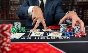 Man croupier holding playing cards before start game poker at casino texas  holdem | Premium Photo